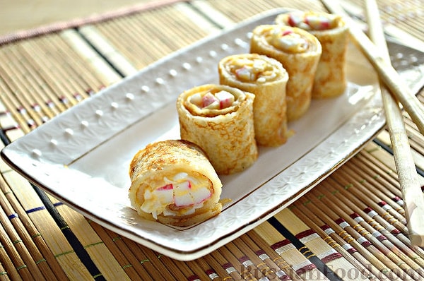 5. Роллы из блинчиков с крабовыми палочками.