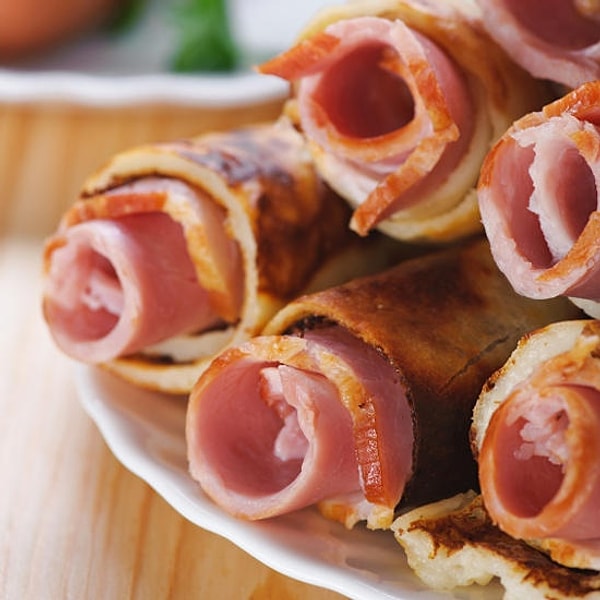 12. Блины с авокадо, беконом и сметаной.