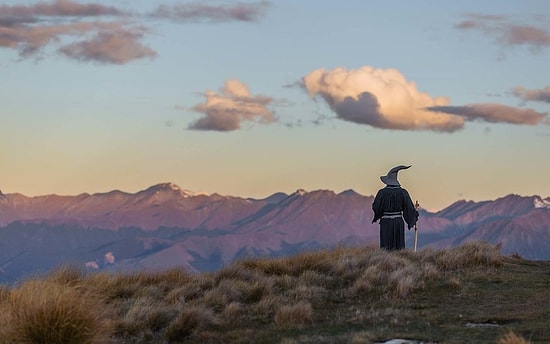 Парень в костюме Гэндальфа путешествует по Новой Зеландии