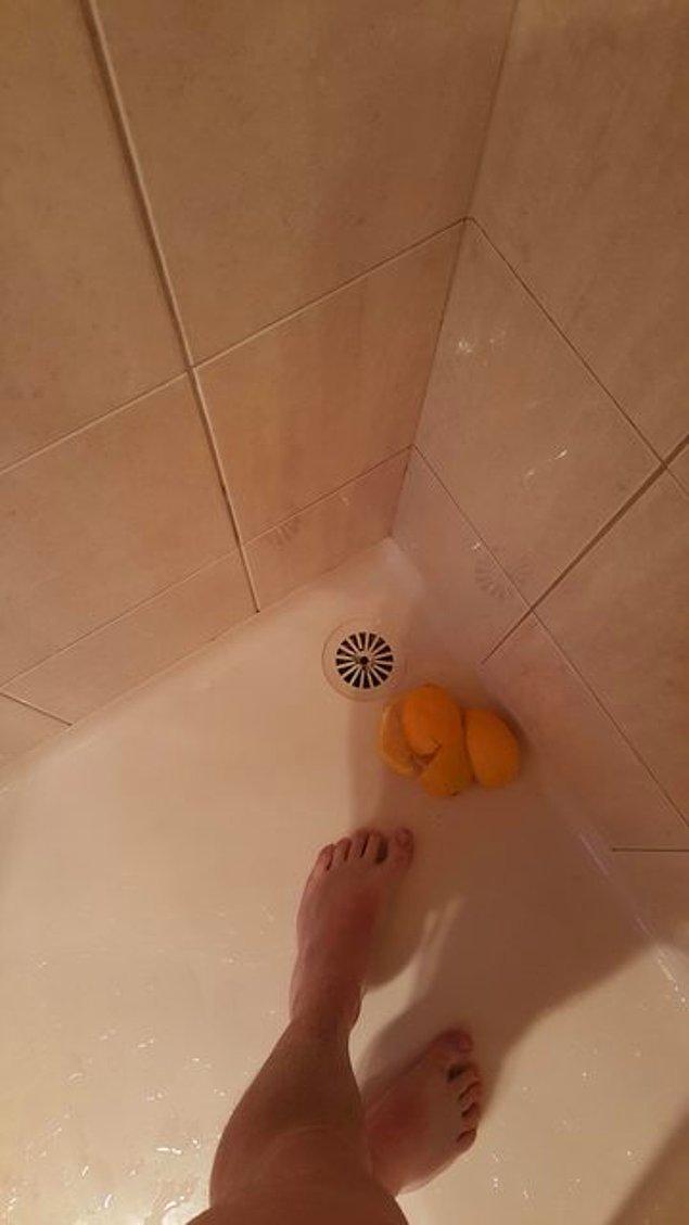 Şimdi ise koskoca Reddit'in bazı bölümleri insanların duşta çektikleri portakal fotoğraflarıyla dolu.