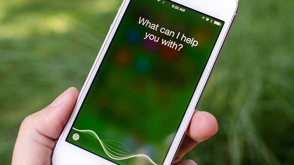 8. Все, что вы говорите в Siri, интерактивную систему, позволяющую управлять телефоном при помощи голоса, отправляется в компанию Apple, анализируется и хранится там.