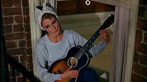 13. "Я очень люблю людей, которые заставляют меня смеяться. Я правда думаю, что смеяться — это то, что я обожаю больше всего. Это лечит множество болезней. Возможно, это самое важное в человеке"