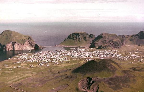 3. Volkanik dağ püskürmeden bir yıl kadar önce 1972 yılında, fotoğraftan da gördüğünüz üzere adada her şey yolunda görünüyor.