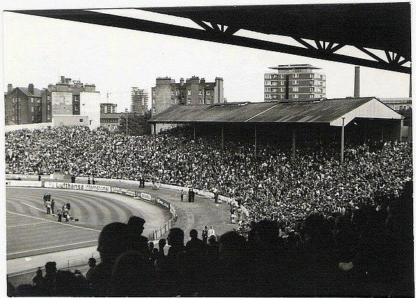 İnşa edilen ilk stat 28 Nisan 1877'de açılan Stamford Bridge'tir. 1905 yılında kurulan Chelsea'nin stadıdır.