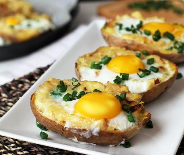 3. Yumurtayı ayrı bir yere kırıp, daha sonra patatesin içerisine ekleyin. Böylece yumurtanız patatesin tam ortasına gelecektir.