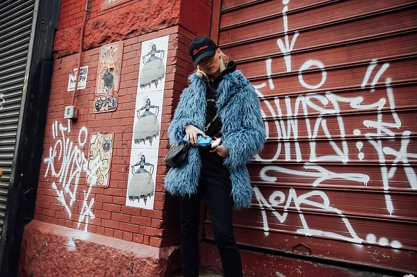 9. Кепки комбинируются со всем, даже с мехом.