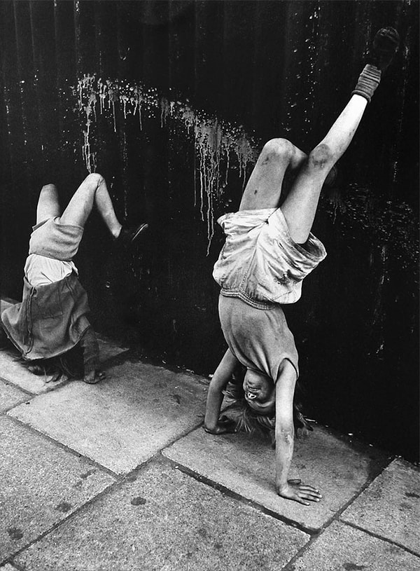 15. Девочки делают стойки на руках, Лондон, 1956 год