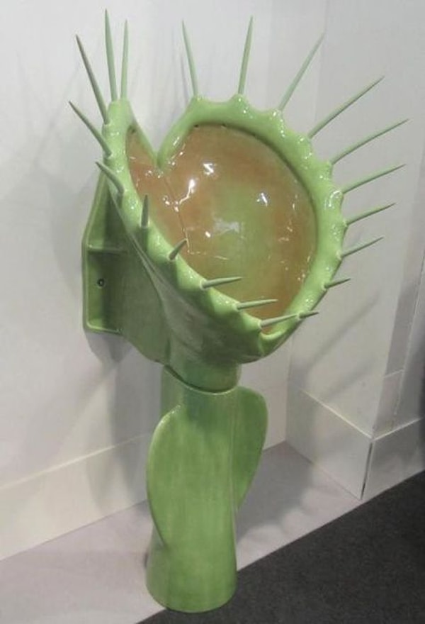 16. Писсуар-мухоловка😱