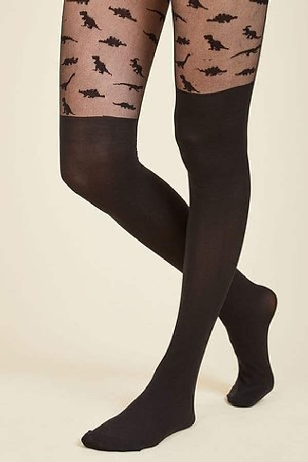 3. Эти милые колготки с динозавриками при правильно подобранной длине юбки добавят в твой образ игривости.