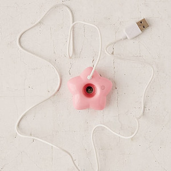 16. Этот милый переносной увлажнитель воздуха заполнит твою комнату лёгким мистическим туманом.