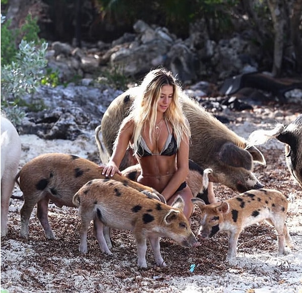 14. Девушка очень любит животных и природу, ведь именно тогда она чувствует себя хорошо.