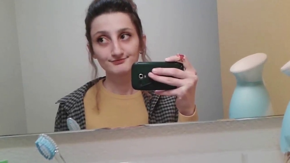 Damlatan Musluğun Ritmi ile 'Haydi Gel İçelim' Şarkısını Söyleyen Kadın