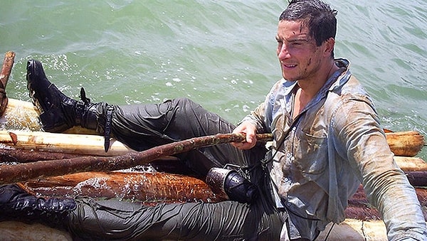 8. Выживал после кораблекрушения в Тихом океане.