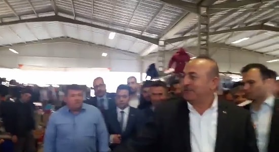 Sosyal Medyanın Gündemi: Pazarcı Pahalılıktan Yakınınca, Bakan Çavuşoğlu Dinlemeden Uzaklaştı