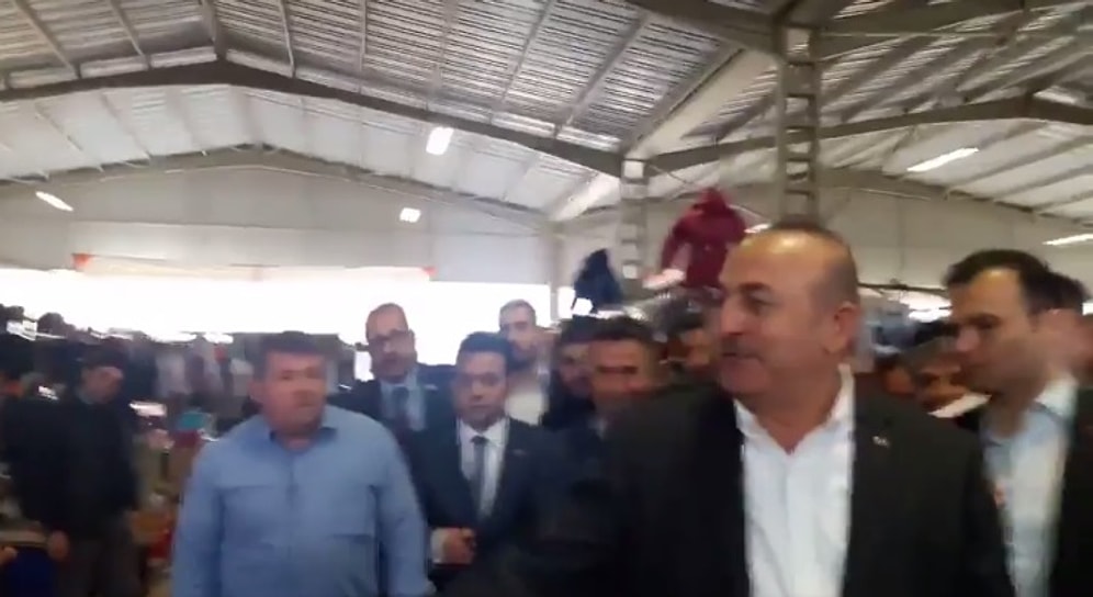 Sosyal Medyanın Gündemi: Pazarcı Pahalılıktan Yakınınca, Bakan Çavuşoğlu Dinlemeden Uzaklaştı