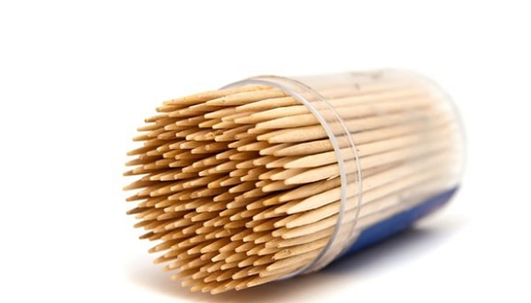 17. С 1900 года приблизительно 17 000 человек умерли, подавившись зубочисткой