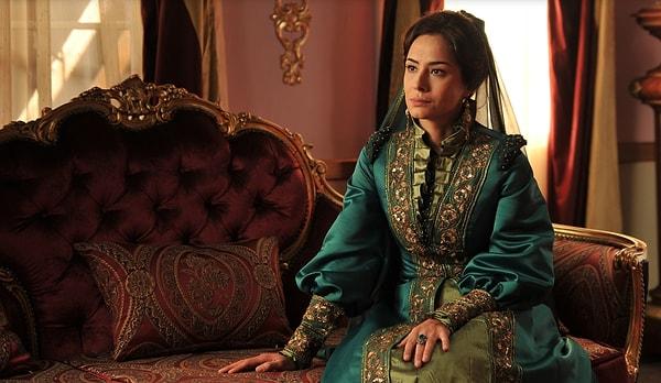 Son olarak Karagül dizisinde rol alan Özlem Conker, Sultan Abdülhamid'in eşi ve Şehzade Abdülkadir'in annesi olan Bidar Kadınefendi'yi oynuyor.