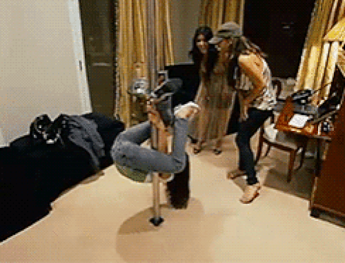 'KUWTK'ın ilk bölümü aşırı tepkiye sebep oldu çünkü bu bölümde 10 yaşındaki Kylie annesinin yatak odasında direk dansı yapıyordu.
