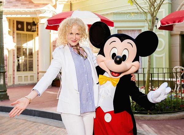 11. Nicole Kidman Mickey Mouse ile poz verdi.
