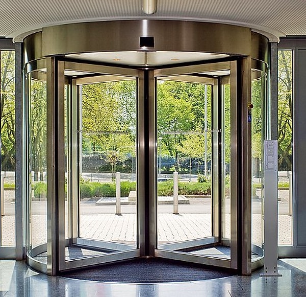 9. Мэттью МакКонахи боится вращающихся дверей