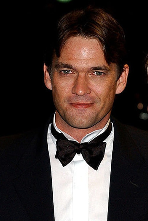 İskoç oyuncu Dougray Scott aslında X-Men Başlangıç:Wolverine filminde rol alacaktı fakat aynı zamanda devam eden Görevimiz Tehlike 2 çekimleri devam ettiği için tempo ağır geldi ve yerini Hugh Jackman aldı.