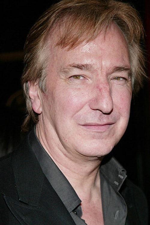 Ela gözleri olan Alan Rickman'ın Harry Potter filmlerindeki karakteri için siyah lensler kullanması gerekiyordu.