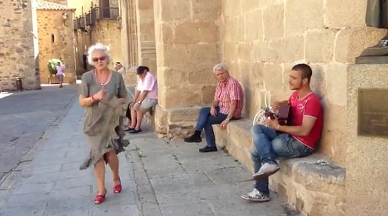 Sokak Müzisyeninin Şarkısına Dans Ederek Eşlik Eden Teyzeden Dünyayı 1 Dakikalığına Güzelleştiren Performans