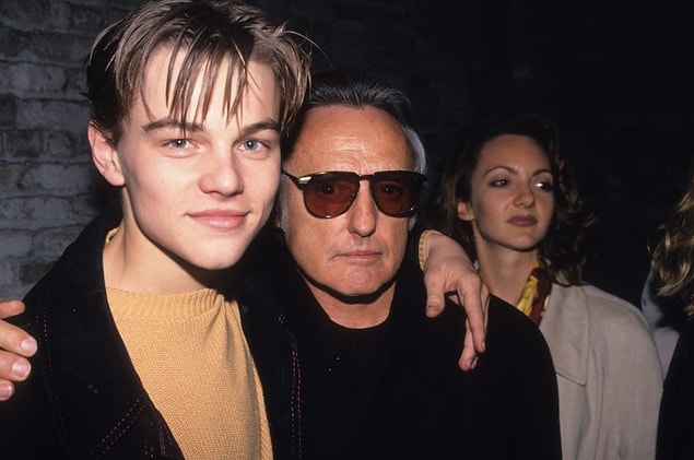 8. Leonarado DiCaprio ve Dennis Hopper 'Red Rock West' partisinde kutlama yaparken.