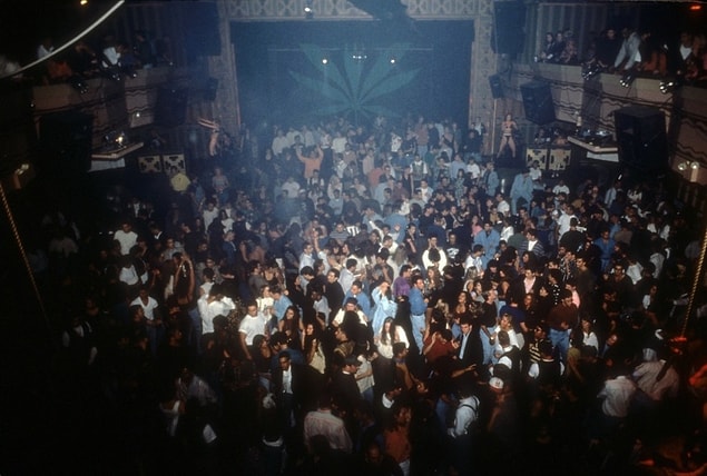 16. Yeni yıl partisine katılan insanlar, 1993.