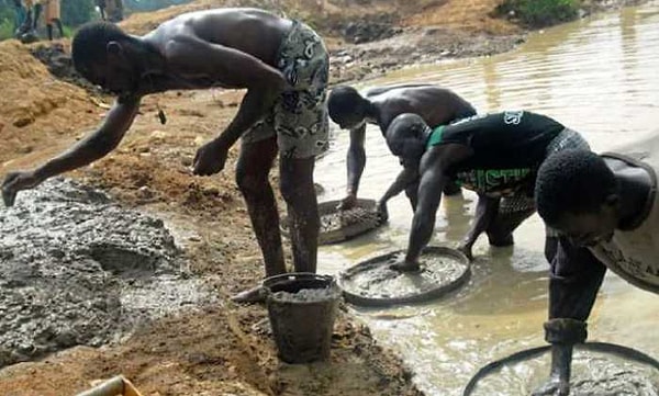 4. Местные жители Африки добывают таким образом дорогостоящие алмазы