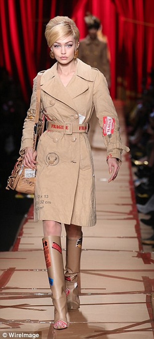 Moschino defilesinde kargo paketi olarak yürüyen hanım kızlarımız: Kendall Jenner ve Gigi Hadid.