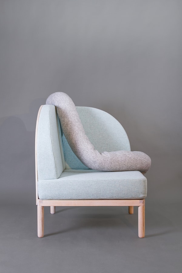 Согласно последним исследованиям, норвежские специалисты считаю, что такой вид кресла и удлинённая подушка, с которой нужно обниматься, в разы уменьшает уровень беспокойства.