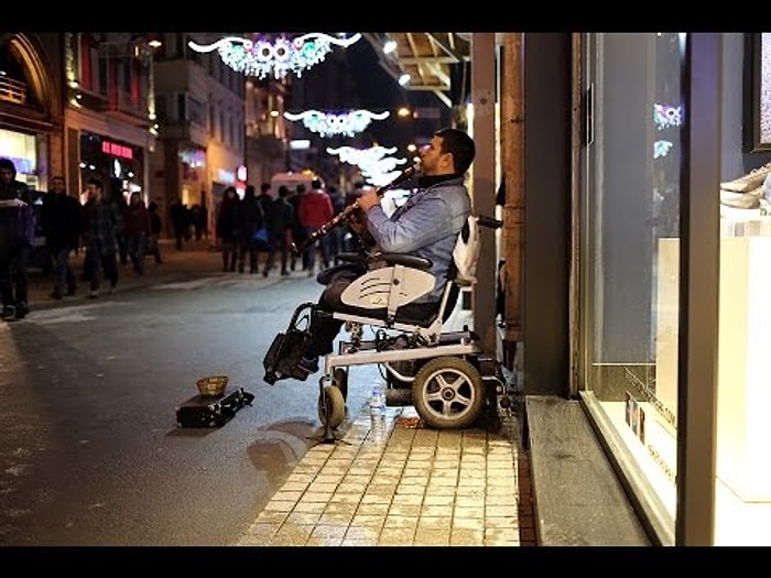 Geçimini Sağlamak İçin Sokak Müzisyenliği Yapan Engelli Hayati Tırkış ile Tanışın!