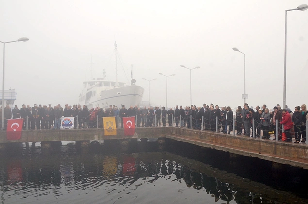 Tören, deniz şehitleri için denize karanfil bırakılması ve Karamürsel Sualtı Sporları Derneği (KARSAD) üyelerinin anma dalışı gerçekleştirmesi için iskelede sürüyordu.