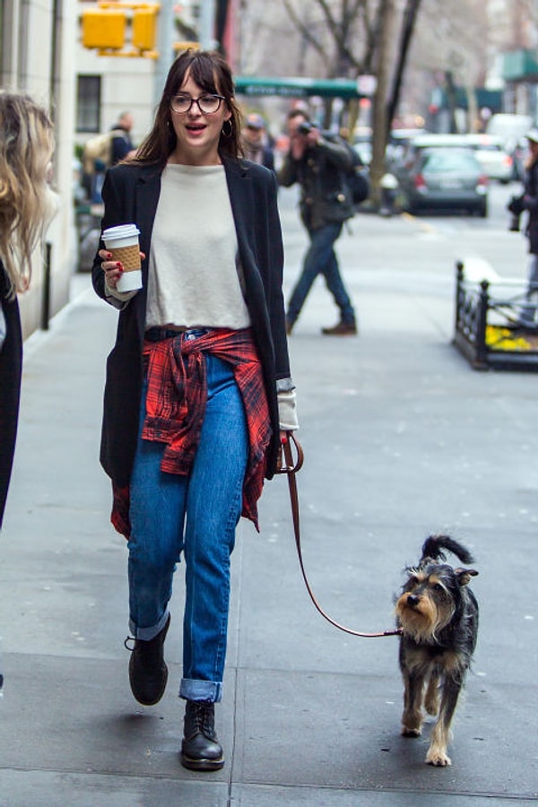 3. Кофта (рубашка), повязанная на бёдрах