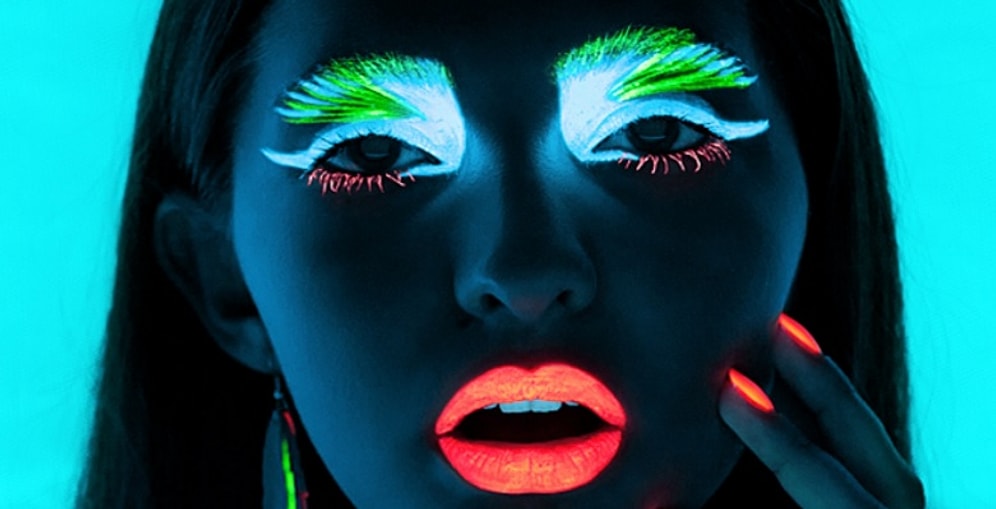 Неоновый макияж — новый бьюти-тренд, покоряющий Instagram