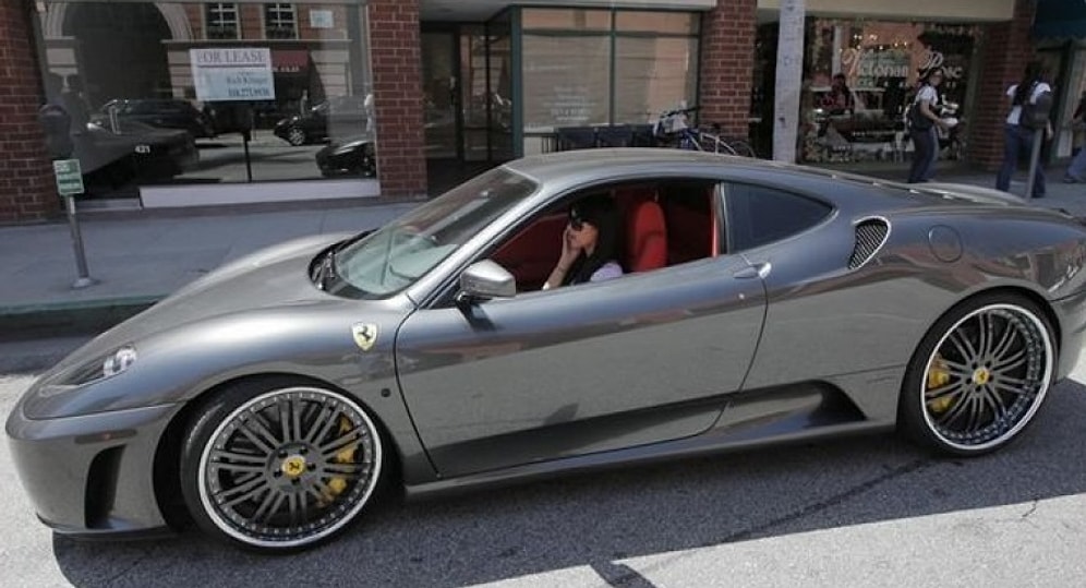 16 самых дорогих машин, которые водят звезды