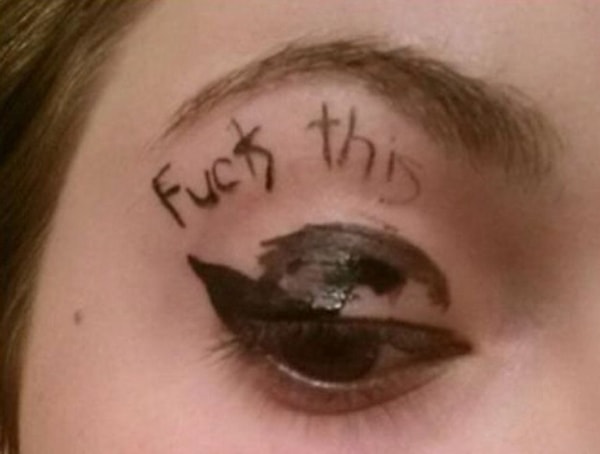 3. Ты пока не достигла совершенства в использовании подводки для глаз.