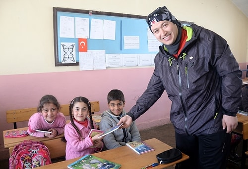Köylerinde kitap okumanın mutluluğunu yaşayan çocuklar ise Yücel'e teşekkür ediyor. 😍