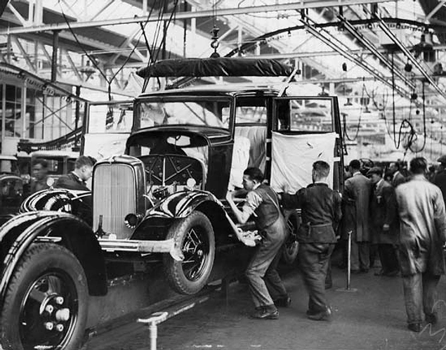 İşçilerin çalışma günlerinin beşe indirilmesinde başı çeken yine Ford Motor Company oldu.