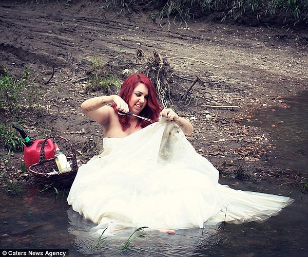 5. "Я забралась в своем платье в воду, так что оно стало очень грязным, и только потом начала рвать его"