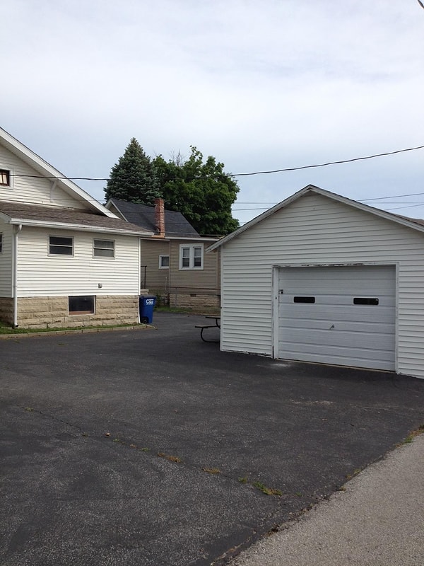 14. Похоже, этому гаражу наплевать, что ему рассказывает соседний дом 😑