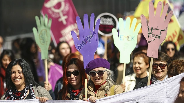 İstanbul ve İzmir’de 8 Mart mitinglerinin engellenmesine gelen tepkiler üzerine yasak kararları kaldırıldı.