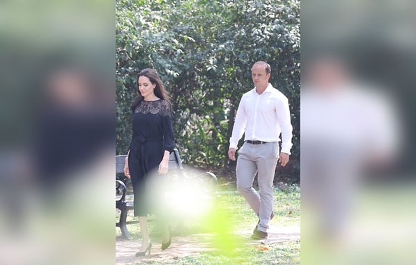 7. Но вот мы видим ее в компании неизвестного красавца и теперь гадаем, кто же он?