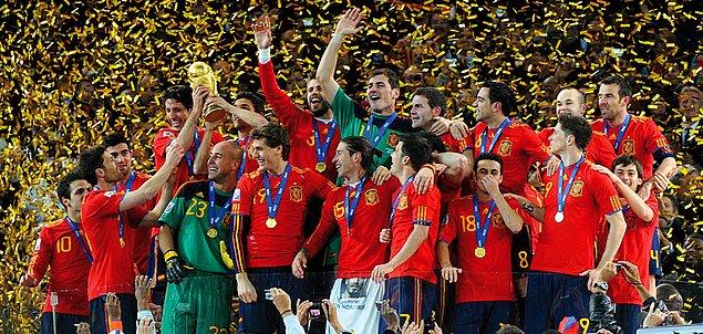 14. İspanya Milli Takımı formasını en fazla giyen futbolcu kimdir?