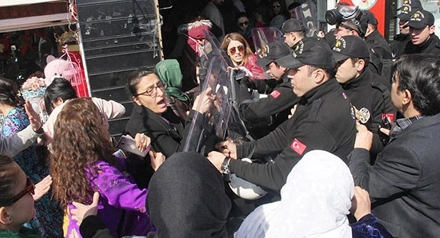 Ve günümüz: Şanlıurfa'da 8 Mart Dünya Kadınlar Günü nedeniyle yürüyüş yapmak isteyen kalabalığa polis müdahale etti, 21 kişi gözaltına alındı.