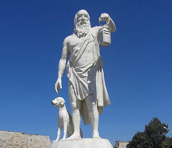 1. Kent meydanında gündüz vakti elinde fenerle dolaşmasıyla bilinen Yunan filozofu kimdir?