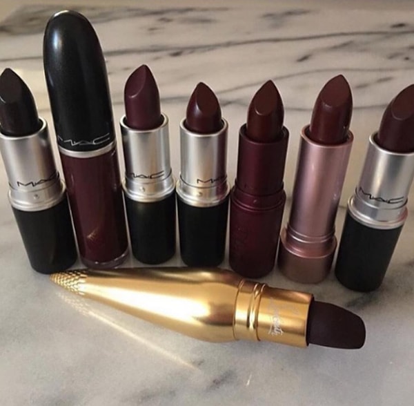 2. Когда вдруг поняла, что тебе идут темные помады.