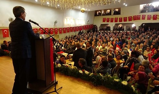 Bir Haftada İkinci Saldırı: Özdağ ve Halaçoğlu'nun Konuşacağı Salon 'Hareketin Lideri Bahçeli' Sloganıyla Basıldı