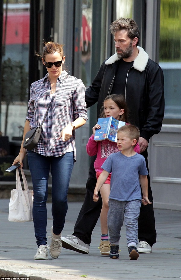 6. Вечеринка прошла в доме Аффлека и Гарнер в Лос-Анджелесе: